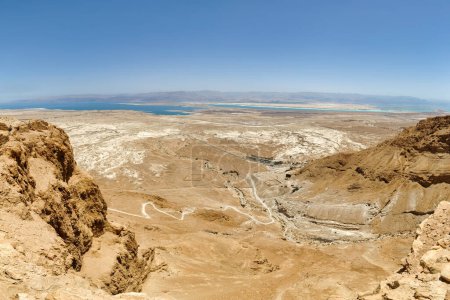 Foto de Vista del paisaje del mar muerto desde la ruta de senderismo de las ruinas de Masada en el sur de Israel Desierto de Judea. - Imagen libre de derechos