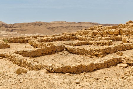 Foto de Ruinas de Masada de la antigua fortaleza en el desierto de Judea, al sur de Israel. - Imagen libre de derechos