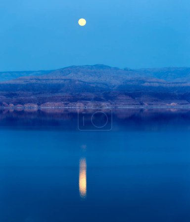 Foto de Luz de luna en el Mar Muerto en el sur de Israel Desierto de Judea. - Imagen libre de derechos