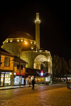 Téléchargez les photos : PRIZREN, KOSOVO - 12 NOVEMBRE 2022 : Nuit tranquille dans le centre historique de la ville par la mosquée ottomane Sinan Pacha. longue exposition - en image libre de droit