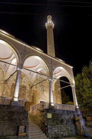 Foto de PREMIO, KOSOVO - 12 DE NOVIEMBRE DE 2022: Noche tranquila en el centro histórico de la ciudad por la mezquita otomana Sinan Pasha. larga exposición - Imagen libre de derechos