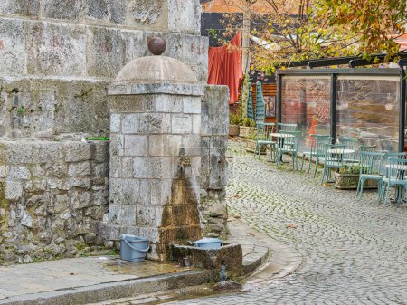 Téléchargez les photos : PRIZREN, KOSOVO - 13 NOVEMBRE 2022 : Ancienne fontaine en pierre par la mosquée Ottoman Sinan Pacha dans le centre historique de la ville. - en image libre de droit