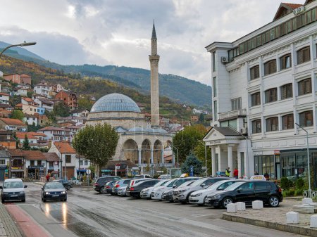 Téléchargez les photos : PRIZREN, KOSOVO - 13 NOVEMBRE 2022 : Vue de la mosquée Sinan Pacha ottomane depuis la rue Adem Jashari dans le centre-ville le jour de novembre nuageux. - en image libre de droit