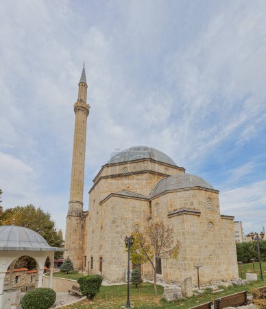 Foto de PREMIO, KOSOVO - 13 de noviembre de 2022: Vista de la mezquita otomana Sinan Pasha desde el jardín en el centro de la ciudad el día nublado de noviembre. - Imagen libre de derechos