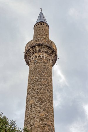 Foto de PREMIO, KOSOVO - 13 DE NOVIEMBRE DE 2022: Foto vertical del minarete de la mezquita Arasta en el cielo nublado. - Imagen libre de derechos