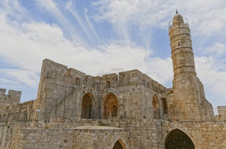 Foto de JERUSALEM, ISRAEL - 18 DE MAYO DE 2016: Minarete otomano en la Torre de David y nueva ciudad en el fondo - Imagen libre de derechos