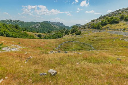 Foto de Velebit naturaleza de montaña en verano en Croacia. - Imagen libre de derechos