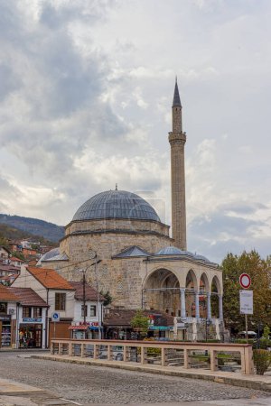 Téléchargez les photos : PRIZREN, KOSOVO - 13 NOVEMBRE 2022 : Vue de la mosquée Sinan Pacha ottomane depuis la rue Adem Jashari dans le centre-ville le jour de novembre nuageux. - en image libre de droit