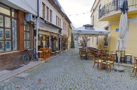 Téléchargez les photos : PRIZREN, KOSOVO - 13 NOVEMBRE 2022 : Une matinée tranquille à la rue Marin Barleti dans le centre historique de la ville avec de petits cafés. - en image libre de droit
