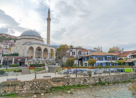 Téléchargez les photos : PRIZREN, KOSOVO - 12 NOVEMBRE 2022 : Journée calme et nuageuse au centre-ville au bord de la vieille rivière de pierre, mosquée Ottoman Sinan Pacha et rivière Bistrica. - en image libre de droit