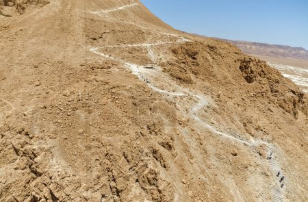 Téléchargez les photos : Touristes sur le sentier de randonnée visitant les ruines Masada de l'ancienne forteresse dans le sud d'Israël désert de Judée. - en image libre de droit