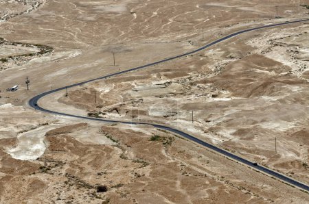 Foto de Camino del desierto en el Mar Muerto y las ruinas de Masada en el sur de Israel Desierto de Judea. - Imagen libre de derechos