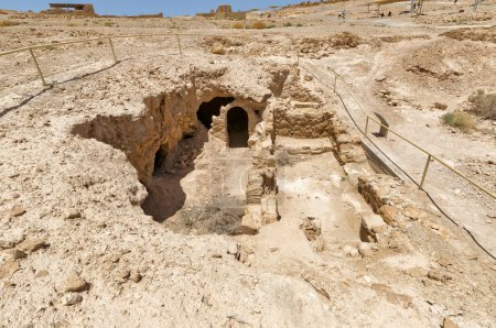 Foto de MASADA, ISRAEL - 21 DE MAYO DE 2016: Cueva bizantina parte de las ruinas Masada de la antigua fortaleza en el sur de Israel Desierto de Judea. - Imagen libre de derechos