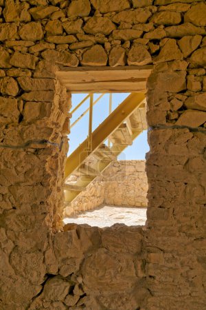 Foto de MASADA, ISRAEL - 21 DE MAYO DE 2016: Ventana en las ruinas de Masada de la antigua fortaleza en el sur de Israel Desierto de Judea. - Imagen libre de derechos