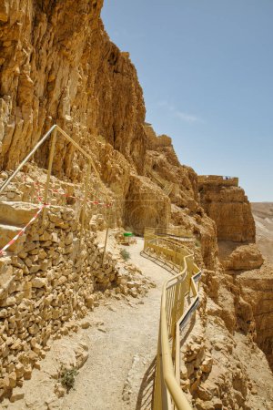 Foto de MASADA, ISRAEL - 21 DE MAYO DE 2016: Nuevas escaleras para un turismo más fácil y seguro Ruinas de Masada de la antigua fortaleza en el sur de Israel Desierto de Judea. - Imagen libre de derechos