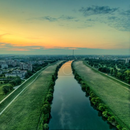 Téléchargez les photos : Une matinée sereine sur les rives de la rivière Sava à Zagreb. La journée commence à peine à se lever, et un léger brouillard recouvre le paysage, créant une atmosphère éthéré de paix et de tranquillité. - en image libre de droit