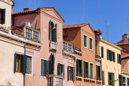 Téléchargez les photos : Téléobjectif perspective de charmantes façades de maison le long d'un canal vénitien. - en image libre de droit