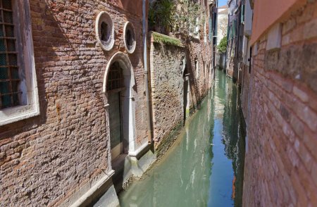Foto de Captura de hermosas fachadas de casa a lo largo de un canal veneciano, demostrando el encanto atemporal de Fondamenta del Megio. - Imagen libre de derechos