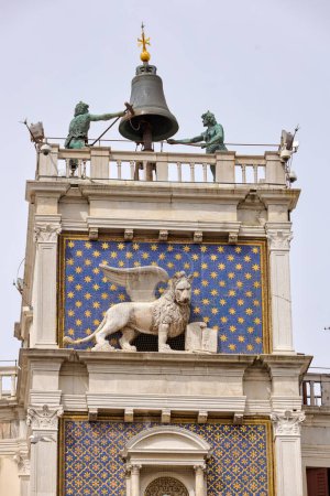 Foto de Primer plano del reloj en la histórica Torre del Reloj en la Plaza de San Marcos, Venecia, revelando detalles intrincados y artesanía atemporal. - Imagen libre de derechos