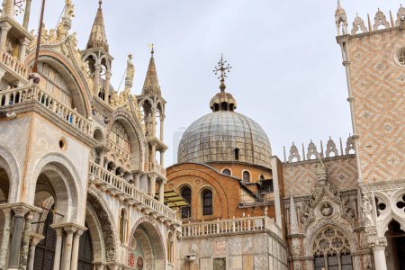Téléchargez les photos : Des sculptures et des piliers complexes ornent le toit de la basilique Saint-Marks à Venise, avec un dôme distinctif comme pièce maîtresse. - en image libre de droit
