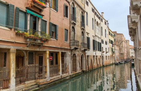 Téléchargez les photos : Sérénité d'un canal à Venise, bordé de maisons en pierre avec des panneaux d'interdiction d'entrée pour les bateaux. Un témoignage de la vie vénitienne et de la réglementation des voies navigables. - en image libre de droit