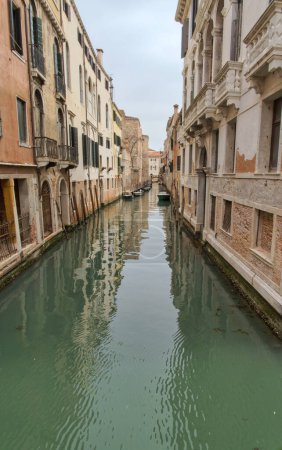 Foto de Una perspectiva panorámica del canal central en Venecia, Italia, mostrando casas de piedra atemporales con acceso en barco. - Imagen libre de derechos