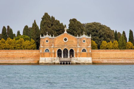 Foto de Vista lejana de la costa de Venecia capturando la pared detallada del cementerio y la entrada del edificio adornado en San Michele. - Imagen libre de derechos