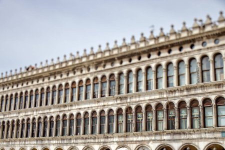 Téléchargez les photos : Colonnades de la place Saint-Marks à Venise capturées dans une perspective unique en mettant l'accent sur la rangée inférieure à l'aide d'une lentille basculante. - en image libre de droit