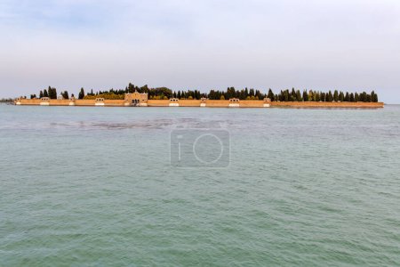 Foto de Vista panorámica del cementerio de San Michele desde la costa veneciana, capturando la tranquila belleza de la isla. - Imagen libre de derechos