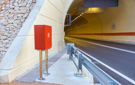 Téléchargez les photos : Gros plan d'un portail tunnel avec un extincteur sur la route d'accès au pont Peljesac en Croatie. - en image libre de droit