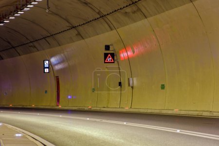 Foto de Dentro del túnel de Polakovac, con señales de tráfico y luces de carretera led, en la aproximación al puente Peljesac. - Imagen libre de derechos