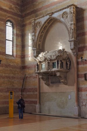 Foto de PADUA, ITALIA - 02 DE ABRIL DE 2023: Interior de la iglesia de los Santos Felipe y Santiago en Piazza Eremitani. - Imagen libre de derechos