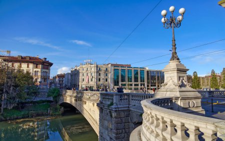 Téléchargez les photos : PADUA, ITALIE - 01 AVRIL 2023 : Promenade sur la rue Giuseppe Garibaldi avec vue sur le Ponte del Popolo et son reflet serein sur la rivière. - en image libre de droit