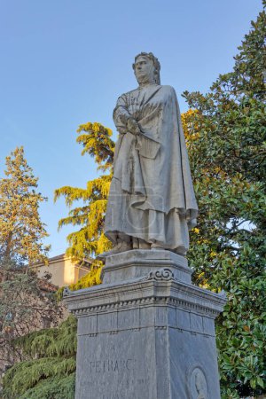 Téléchargez les photos : PADUA, ITALIE - 01 AVRIL 2023 : Statue en grès de Francesco Petrarca, poète et érudit de la Renaissance, debout fièrement sur la place Petrarca. - en image libre de droit