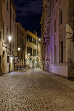 Téléchargez les photos : PADUA, ITALIE - 01 AVRIL 2023 : Une scène tranquille de la rue déserte Via Monte di Pieta la nuit, respirant une ambiance romantique. - en image libre de droit