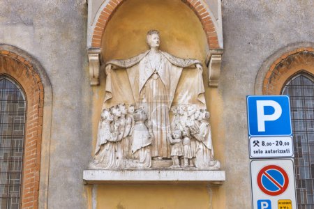 Foto de PADUA, ITALIA - 02 ABRIL 2023: Un detalle de alivio de una monja que protege a los niños y la población en la fachada del Colegio Universitario Maddalena di Canossa. - Imagen libre de derechos