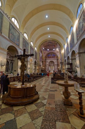Téléchargez les photos : PADUA, ITALIE - 03 AVRIL 2023 : Un prêtre bénit les fidèles avec de l'eau bénite à la fin de la messe, à l'intérieur d'une ancienne église. - en image libre de droit