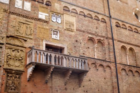 Foto de PADUA, ITALIA - 03 ABRIL 2023: Antiguo balcón con vistas a un pintoresco callejón medieval en el corazón de un casco antiguo. Tilt cambio de lente tiro - Imagen libre de derechos