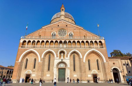 Téléchargez les photos : PADUA, ITALIE - 01 AVRIL 2023 : Passage devant la basilique Saint-Antoine, Piazza del Santo. - en image libre de droit