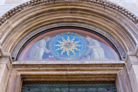 Foto de PADUA, ITALIA - 02 ABRIL 2023: Fresco intrincado sobre la entrada de la Basílica de San Antonio en la Piazza del Santo. - Imagen libre de derechos