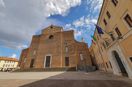 Foto de PADUA, ITALIA - 03 ABRIL 2023: Entrada principal cerrada de la iglesia histórica Abbazia di Santa Giustina. - Imagen libre de derechos