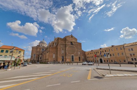 Téléchargez les photos : PADUA, ITALIE - 03 AVRIL 2023 : Passage devant l'église Abbazia di Santa Giustina. - en image libre de droit