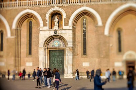 Téléchargez les photos : PADUA, ITALIE - 02 AVRIL 2023 : Passage devant la porte d'entrée de la basilique Saint-Antoine. Plan d'objectif basculant - en image libre de droit