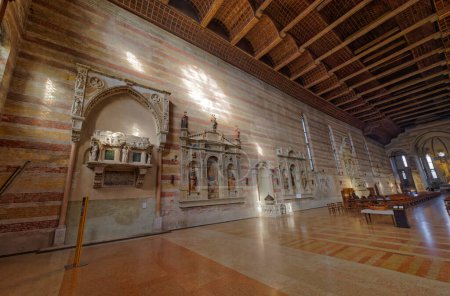 Foto de PADUA, ITALIA - 03 DE ABRIL DE 2023: Interior de la iglesia de los Santos Felipe y Santiago en Piazza Eremitani. - Imagen libre de derechos