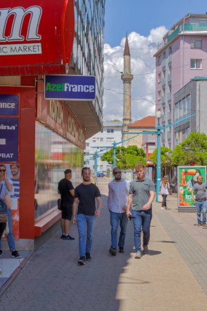 Foto de BIHAC, BOSNIA AND HERZEGOVINA - June 2, 2023: A group of people bustling through Bosanska Street, the vibrant heart of Bihac city. - Imagen libre de derechos