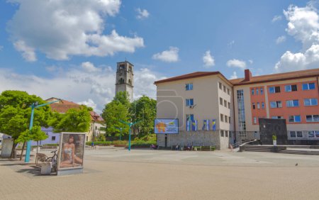 Foto de Bihac, Bosnia and Herzegovina - June 2, 2023: Panoramic view of the city center featuring the tower of St. Anthony of Padua Church. - Imagen libre de derechos