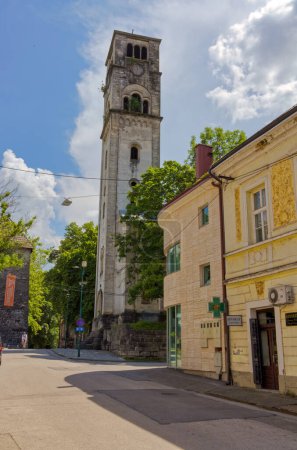 Téléchargez les photos : Bihac, Bosnia and Herzegovina - June 2, 2023: Panoramic view of the city center featuring the tower of St. Anthony of Padua Church. - en image libre de droit