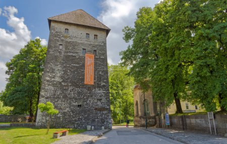 Téléchargez les photos : BIHAC, BOSNIA AND HERZEGOVINA - June 2, 2023: Bustling activity in the heart of the old city, with the historic Captains Tower, now a museum. - en image libre de droit