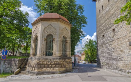 Téléchargez les photos : Bihac, Bosnia and Herzegovina - June 2, 2023: Vibrant view of the historic city center featuring the iconic stone Turbe in the foreground. - en image libre de droit
