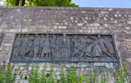 Téléchargez les photos : BIHAC, BOSNIA AND HERZEGOVINA - June 2, 2023: Close-up view of the Monument to the Liberation in the heart of the old town and Bihac Fortress. - en image libre de droit